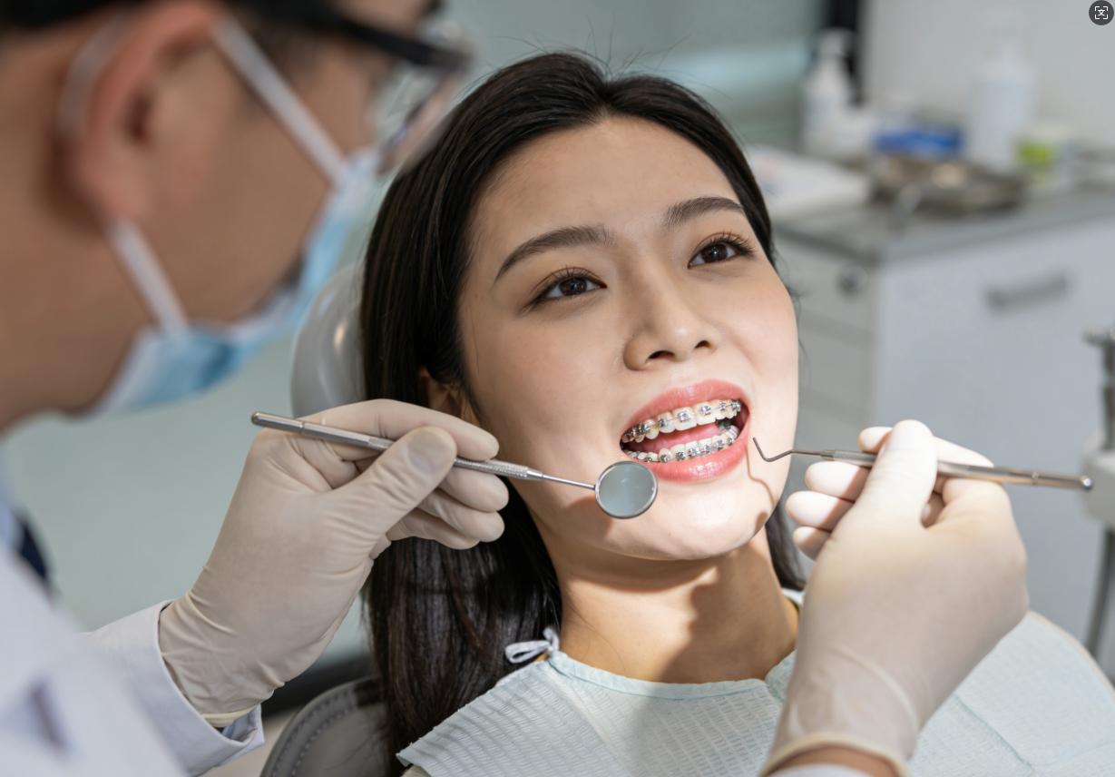 50多岁还能做牙齿矫正吗？中老年人矫正利弊与方案全解析