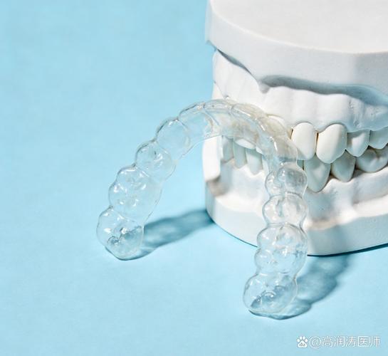 成人戴隐形牙套矫正到底疼不疼？效果能维持多久？