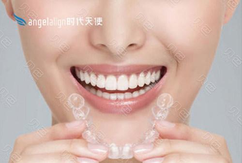 深圳成年人牙缝大怎么矫正？隐形还是烤瓷更靠谱？